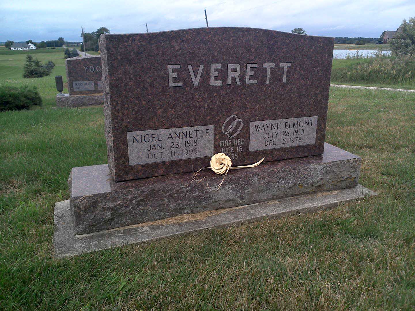 photo of a gravestone